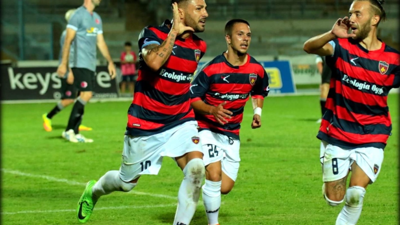 Caccavallo dopo il gol del primo vantaggio rossoblu (photo Mannarino)
