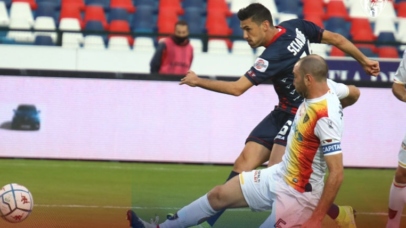 Un frame di gioco tra Cosenza e Lecce (Ph.IlCosenza.it)