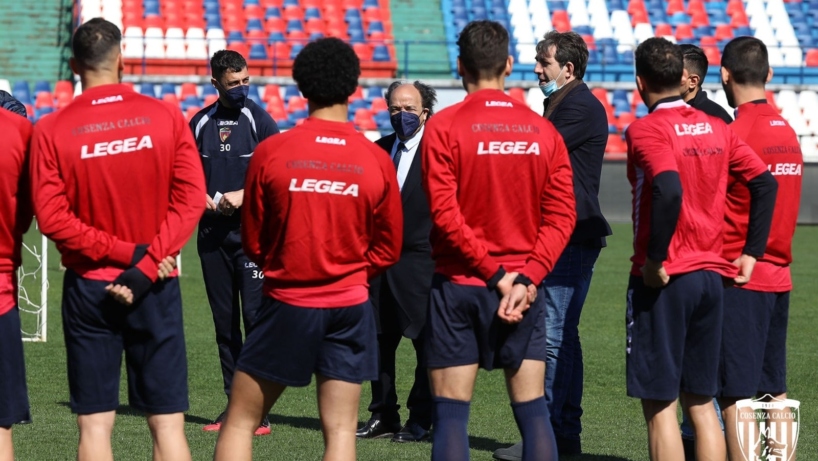 Guarascio parla alla squadra (photo ilcosenza.it)