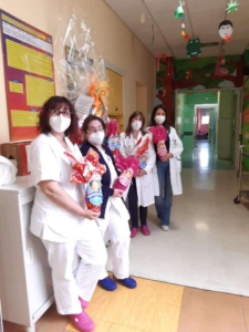 Le uova di pasqua donate ai bambini al reparto di pediatria dell’ospedale di Cosenza